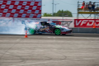 Lviv, Ukrayna - 10 Haziran 2017: Honda otomobil markasının bilinmeyen sürücüsü Ukrayna 'nın Lviv kentinde düzenlenen şampiyonada pistin üstesinden geldi.