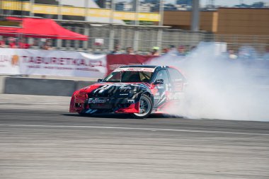 Lviv, Ukrayna - 10 Haziran 2017: Honda otomobil markasının bilinmeyen sürücüsü Ukrayna 'nın Lviv kentinde düzenlenen şampiyonada pistin üstesinden geldi.