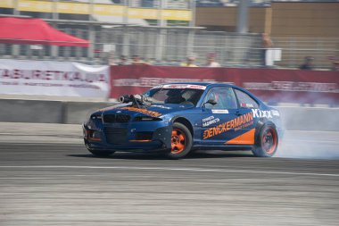 Lviv, Ukrayna - 10 Haziran 2017: BMW markasının tanınmayan sürücüsü Ukrayna 'nın Lviv kentinde düzenlenen şampiyonada pistin üstesinden geldi.