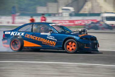 Lviv, Ukrayna - 10 Haziran 2017: BMW markasının tanınmayan sürücüsü Ukrayna 'nın Lviv kentinde düzenlenen şampiyonada pistin üstesinden geldi.