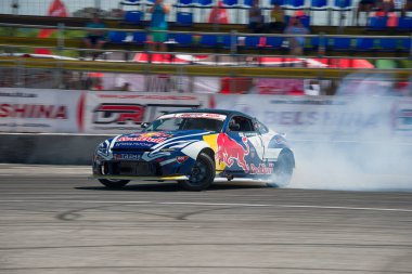 Lviv, Ukrayna - 10 Haziran 2017: Nissan markasının tanınmayan sürücüsü Ukrayna 'nın Lviv kentinde düzenlenen şampiyonada pistin üstesinden geldi.