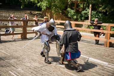 Lviv, Ukrayna Ağustos, 04.2018: Lviv.Knights grup savaşlarında şehir parkında ortaçağ tarihi ve şövalye düelloları.