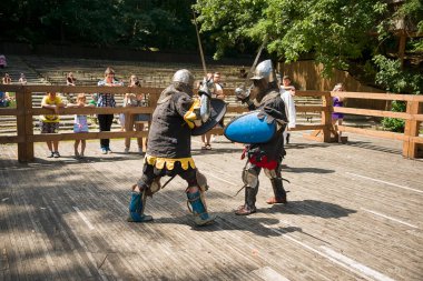 Lviv, Ukrayna Ağustos, 04.2018: Lviv.Knights grup savaşlarında şehir parkında ortaçağ tarihi ve şövalye düelloları.