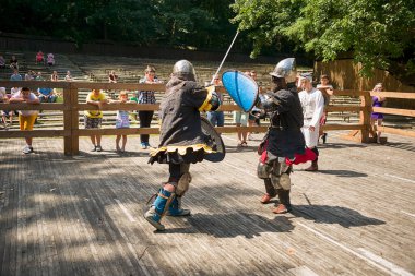 Lviv, Ukrayna Ağustos, 04.2018: Lviv.Knights grup savaşlarında şehir parkında ortaçağ tarihi ve şövalye düelloları.