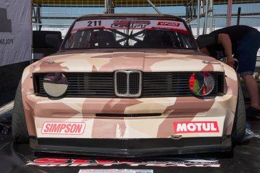 Lviv, Ukrayna - 10 Haziran 2017: Araba yarışa hazırlanıyor. Ukrayna şampiyonasında Lviv, Ukrayna 'da sürükleniyor..