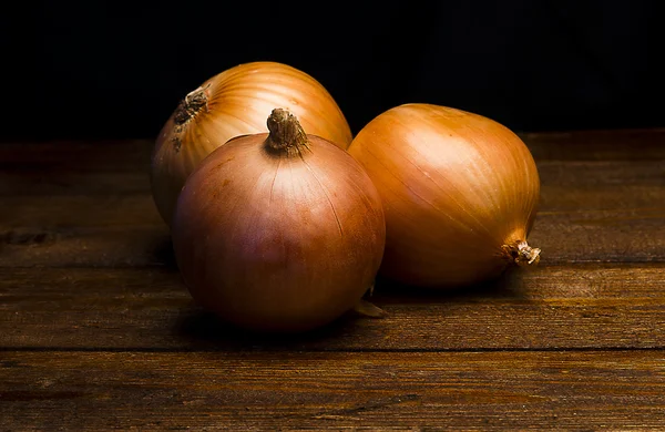 Cebollas sobre la mesa — Foto de Stock