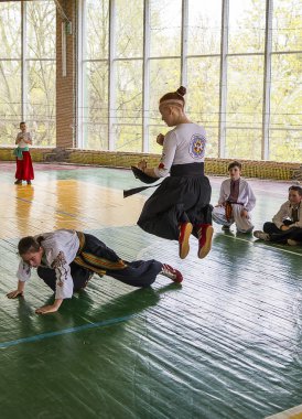 Kız atlama rakip isabet önler