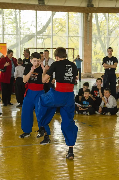 I ragazzi stanno lottando per il primo posto — Foto Stock