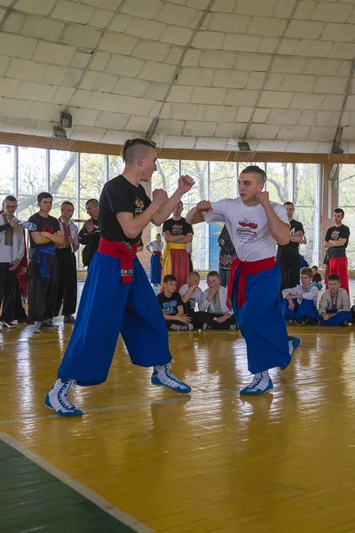 Kampsportutøvere som skal opptre i gymsalen – stockfoto