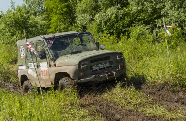 Off-Road araç marka Uaz çamur çukuru üstesinden gelir.