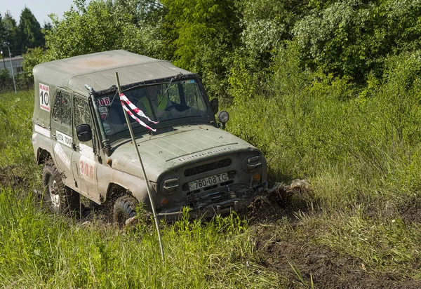 Off-road voertuig merk Uaz overwint een put van modder — Stockfoto