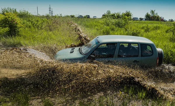 Off-road vehicle brand NIVA overcomes a pit of mud — Stock Photo, Image