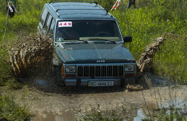 Off-Road araç marka Jeep Cherokee çamur çukuru üstesinden gelir.