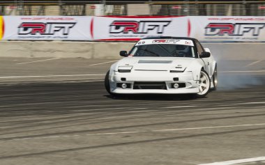 Drift araba marka üstesinden Nissan dönüş izle