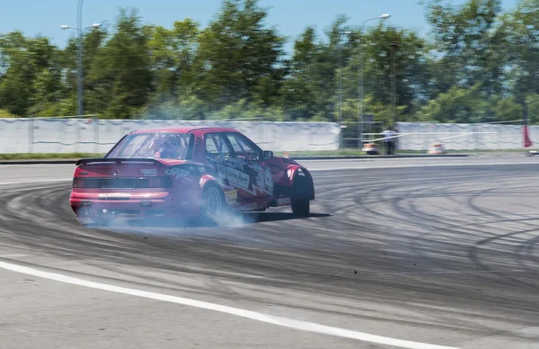 Deriva carro marca Ford superar turn track — Fotografia de Stock