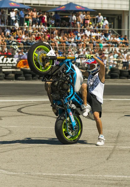 Ismeretlen stunt motoros szórakoztatják a közönséget — Stock Fotó