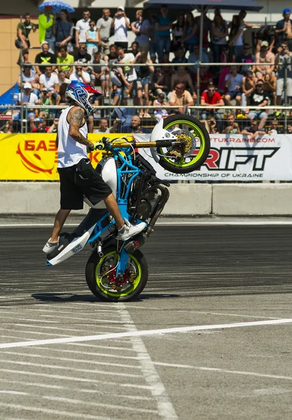 Ismeretlen stunt motoros szórakoztatják a közönséget — Stock Fotó