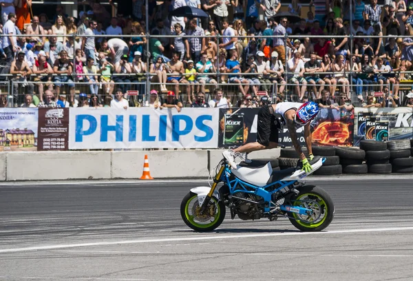 Biker stunt nieznany bawić publiczność — Zdjęcie stockowe