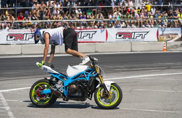 Stunt biker sconosciuto intrattenere il pubblico — Foto Stock