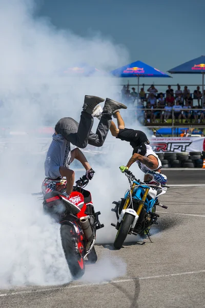 Neznámý kaskadér motorkáři bavit publikum — Stock fotografie