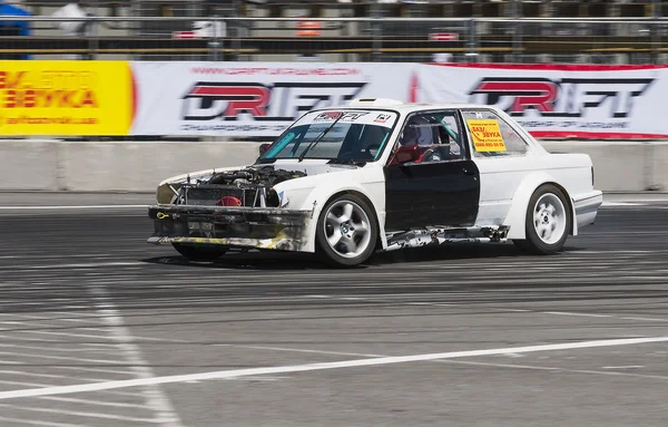 Deriva carro marca BMW sem capuz supera a pista — Fotografia de Stock