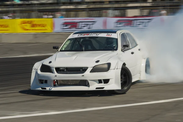 Drift bil mærke Nissan overvinde turn track - Stock-foto