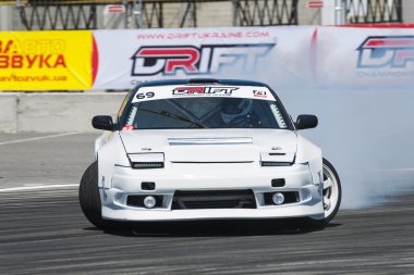 Drift araba marka üstesinden Nissan dönüş izle