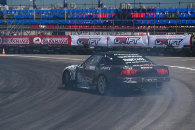 Drift araba marka üstesinden Nissan dönüş izle