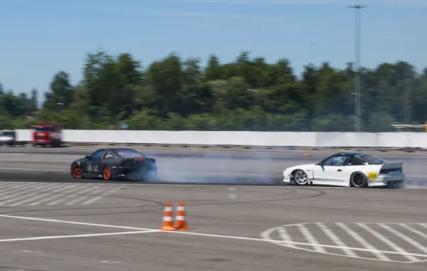 Drift carros da marca Nissan superar pista de virar — Fotografia de Stock