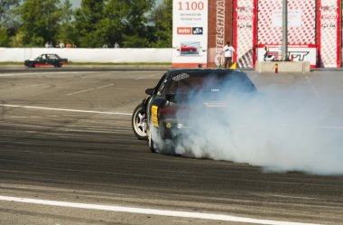 Drift araba marka üstesinden Nissan dönüş izle