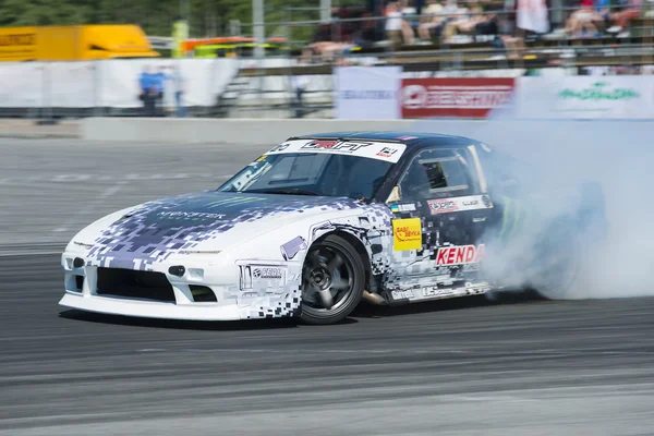 Drift-Automarke Nissan überwindet Abbiegespur — Stockfoto