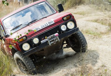 Off-Road araç marka Vaz-Niva parça üstesinden gelir.