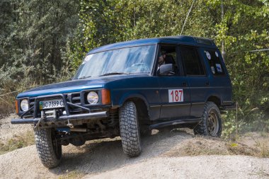 Off-Road araç marka Land Rover parça üstesinden gelir.