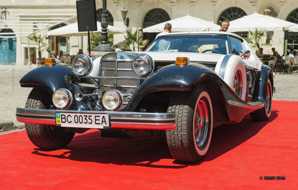 Velho carro retro — Fotografia de Stock