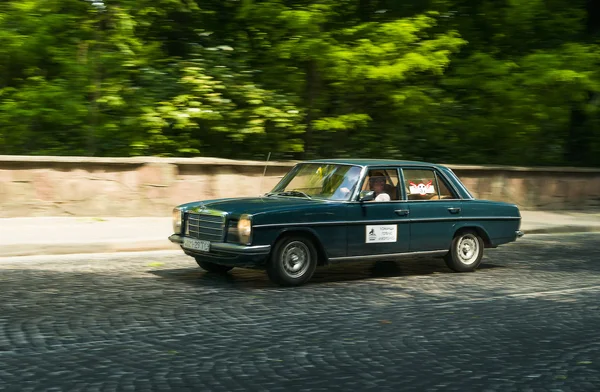 Antiguo coche retro Mercedes Benz 115 — Foto de Stock
