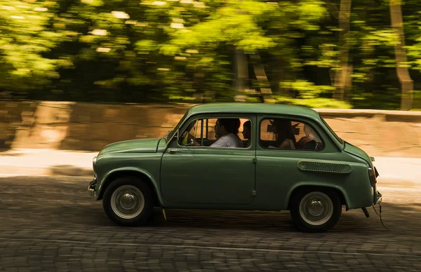 Antiguo coche retro Zaz 965 participando en la carrera Leopolis gra — Foto de Stock