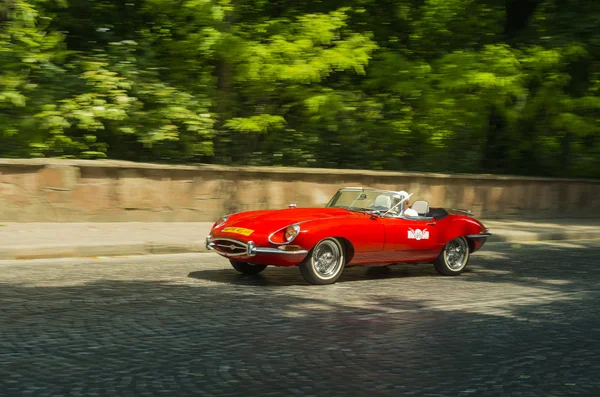 Viejo coche retro Jaguar E-type — Foto de Stock