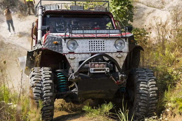 Upgraded off-road vehicle  overcomes the track — Stockfoto