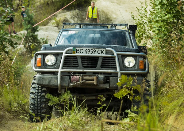 Off-road vehicle brand Nissan overcomes the track — Stock Photo, Image