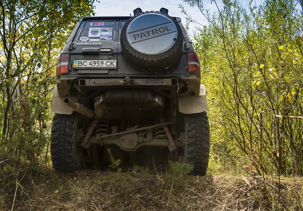 Off-road vehicle brand Nissan overcomes the track — Stock Photo, Image