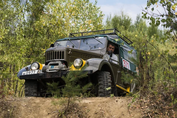 Off-road vehicle brand GAZ-69(UAZ) overcomes the track — Stock Photo, Image