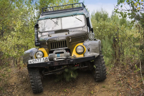 La marca de vehículos todoterreno GAZ-69 (UAZ) supera la pista —  Fotos de Stock