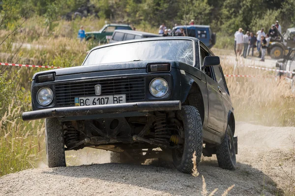 Il marchio fuoristrada VAZ-NIVA supera la pista — Foto Stock