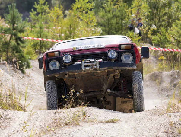 Veículo off-road marca VAZ-NIVA supera a pista — Fotografia de Stock