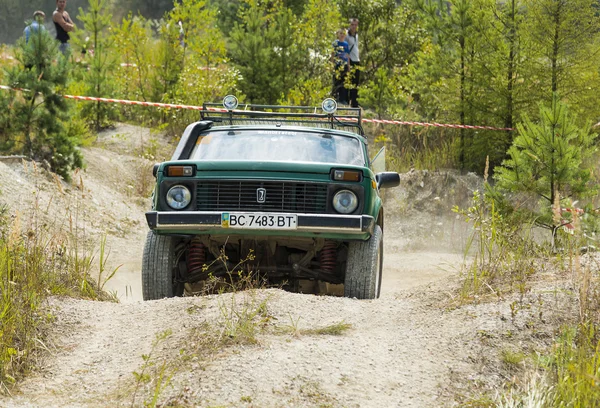 La marque de véhicules hors route VAZ-NIVA surmonte la piste — Photo