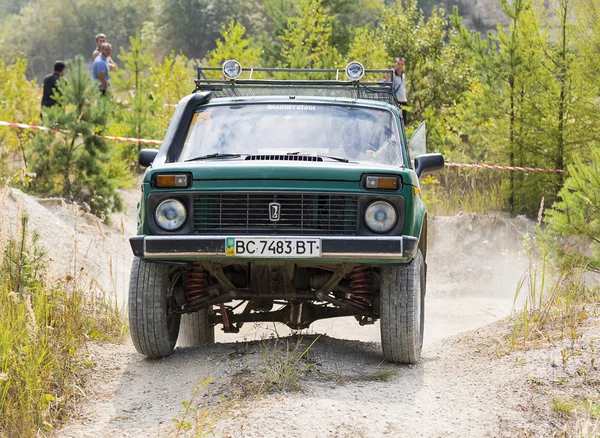 La marque de véhicules hors route VAZ-NIVA surmonte la piste — Photo