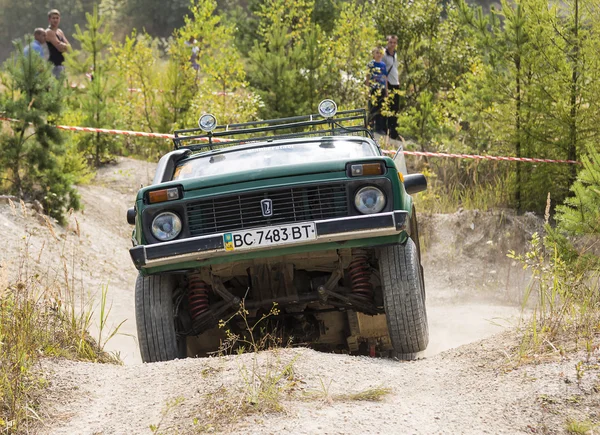 Il marchio fuoristrada VAZ-NIVA supera la pista — Foto Stock