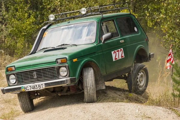 La marque de véhicules hors route VAZ-NIVA surmonte la piste — Photo