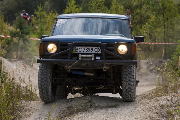 Off-road voertuig merk Land Rover overwint de track — Stockfoto
