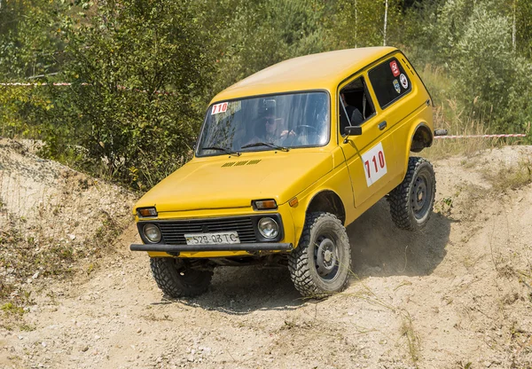 Off-road vehicle brand VAZ-NIVA  overcomes the track — Stock Photo, Image